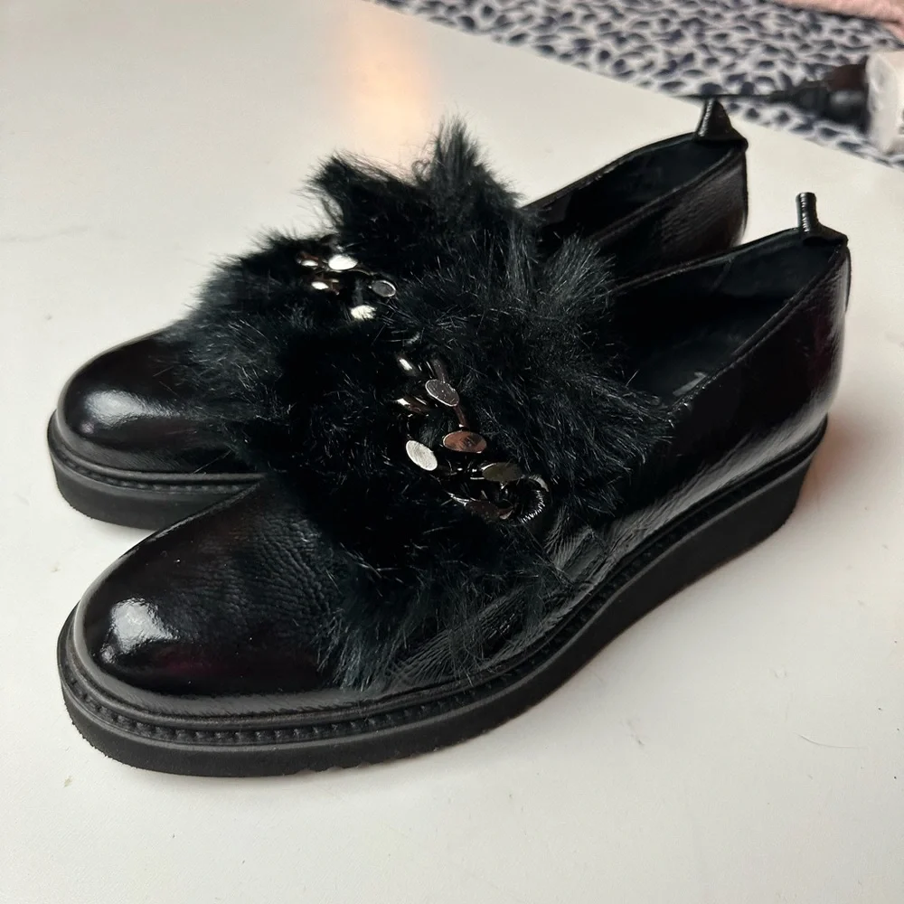 1874 By Walder Black Patent Leather Faux Fur Silver Chain Platform Loafers 39/8‎